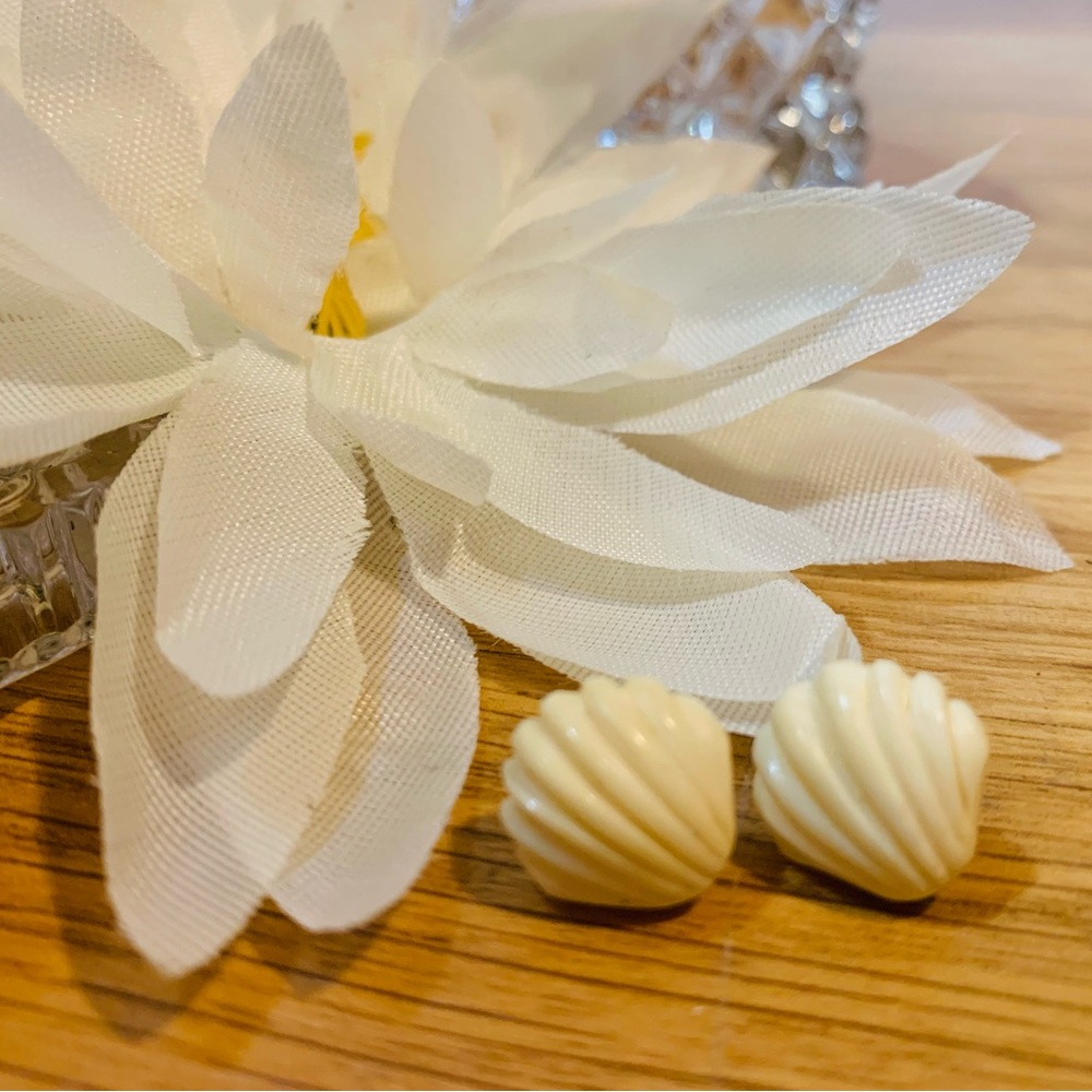Ivory Sea Shell Shape Pierced Earring’s